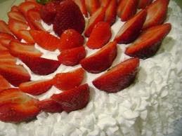 Bolo mousse de morango com chantilly