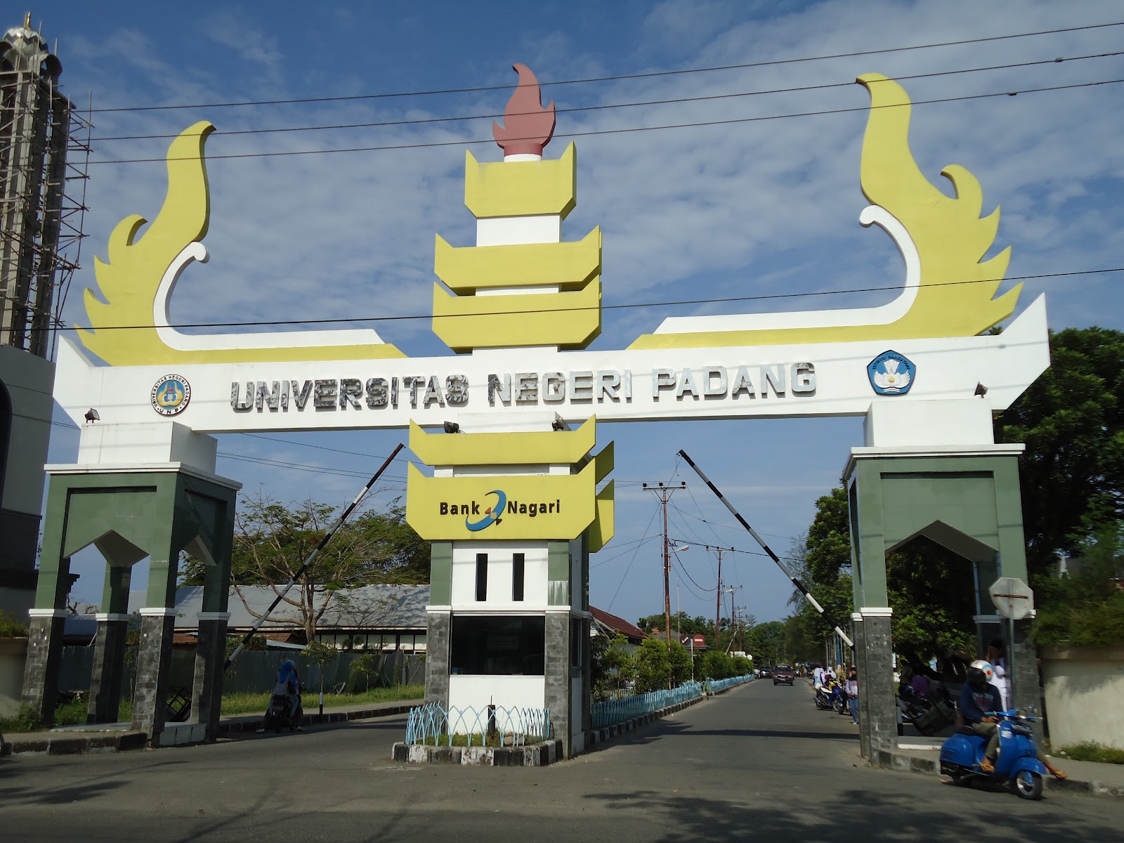 Gerbang UNP diambil tahun 2011