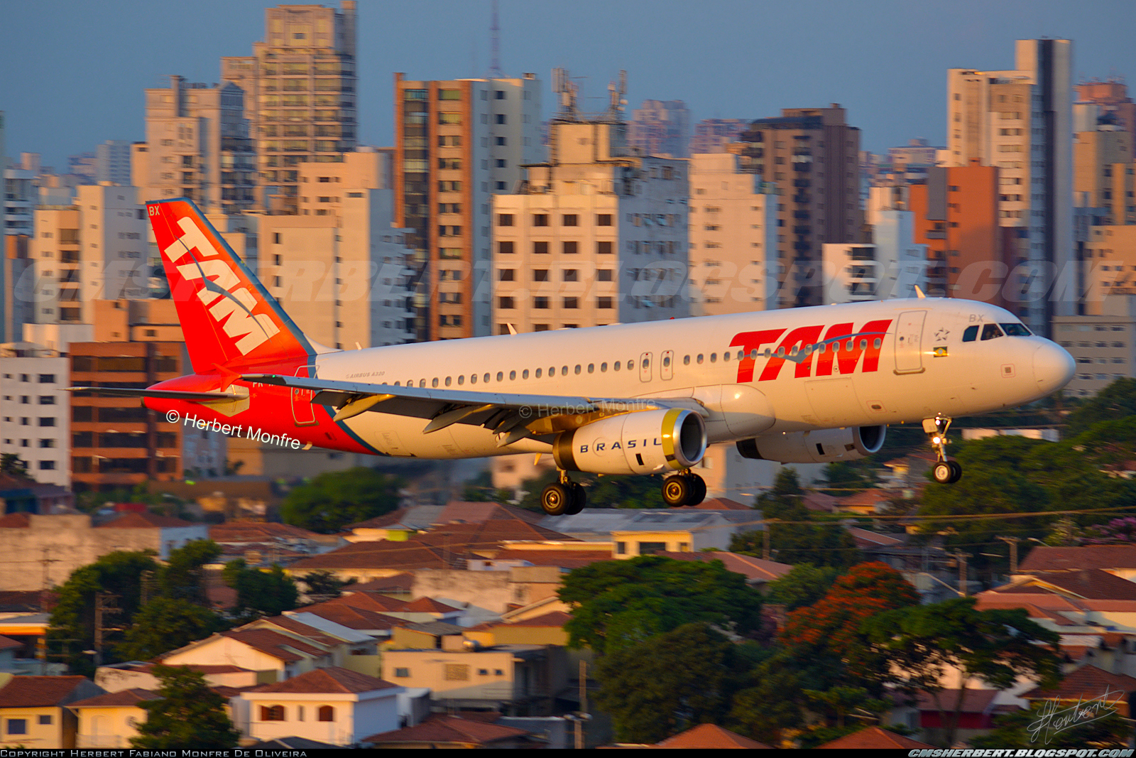 Grupo É MAIS QUE VOAR | TAM | PR-MBX | Airbus A320