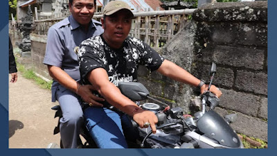 Naik Motor, Pj Bupati Lihadnyana Pantau PSU Pada Dua TPS di Desa Pedawa
