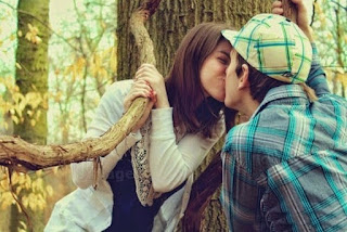 best romantic kiss-beautiful-couple-romantic-lovers-tree-.jpg