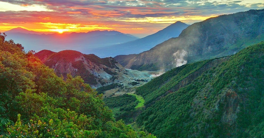 39 Gambar Pemandangan Gunung  di Indonesia Terindah  