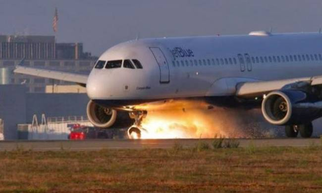 ΔΕΝ ΕΧΕΙ ΞΑΝΑΓΙΝΕΙ! ΑΤΡΟΜΗΤΟΣ πιλότος προσγειώνει το αεροπλάνο με τις ρόδες ανάποδα και σώζει 166 επιβάτες! (ΒΙΝΤΕΟ)