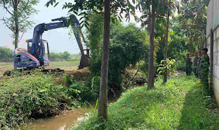 Dansektor 4 Citarum Harum  Pimpin Pengawasan Pengerukan Sedimentasi di Aliran Sungai Ciganea Desa Biru, Kecamatan Majalaya ,Kabupaten Bandung