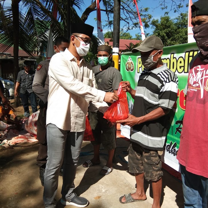 Kapolres Takalar Bagikan Daging Kurban kepada Warga Terdampak Covid-19