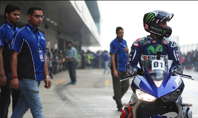 Jorge Lorenzo Ngebut Naik Yamaha YZF-R3 Di India