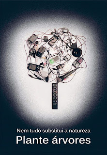 Banner. Foto em fundo preto mostra arte ao centro, iluminada por um foco claro: Um emaranhado de fios elétricos delineia a copa arredondada de uma árvore; celulares, chaves de carro, pilhas, adaptadores, conexões, Ipod, uma tomada e um microfone intercalados aos fios remetem aos frutos. O tronco é representado por um controle remoto. Na borda inferior lê-se: Nem tudo substitui a natureza, plante árvores.