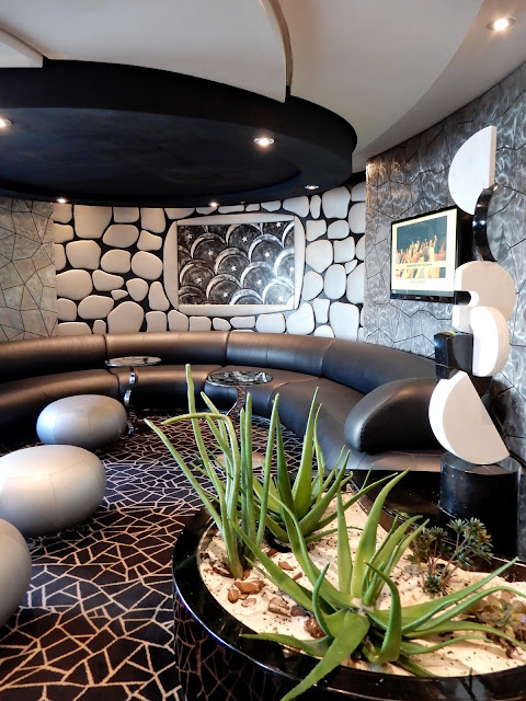 Black and White Lounge