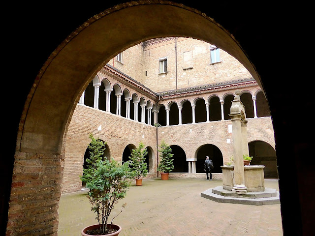 -chiesa-di-santo-stefano-chiostro medievale-bologna