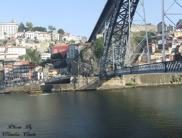 Uma fotografia da Ponte D. Luís a tocar as margens do Porto, considero que seja a ponte mais bela do país não apenas pela sua infraestrutura mas pela ligação das margens entre Vila Nova de Gaia e o Porto. Duas Margens que começarei a explorar.