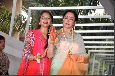 esha-deol-mehendi-ceremony_16