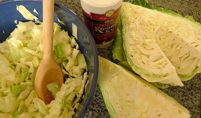 Making sauerkraut, fermenting