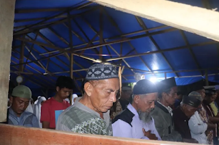 Kajai Pasaman Barat earthquake victims Tarawih prayers at the emergency mosque  Residents of Sungai Lampang Jorong Tanjung Beruang Kajai, Pasaman Barat Regency, perform Tarawih prayers in an emergency mosque covered with tarpaulin because their mosque was badly damaged due to an earthquake some time ago.  Simpang Empat, - (ANTARA) - Earthquake victims in Nagari Kajai, Talamau Subdistrict, West Pasaman Regency, West Sumatra, perform Tarawih Prayers in a tarpaulin -roofed emergency mosque during Ramadan 1443 Hijri.  According to the Chairman of the Board of Musholla Nurul Islam Sungai Lampang Jorong Tanjung Beruang Kajai Rozikin, on Tuesday (5/4) night, they prayed in congregation and Tarawih at the emergency mosque because their mosque was badly damaged due to the earthquake on Friday (25/2).  Residents of Sungai Lampang, he said, had to perform congregational prayers under a tented tent which was used as an emergency mosque.  Despite the temporary location, the residents are so enthusiastic to perform the congregational Isha Prayer, Tarawih Prayer and Subuh Prayer in congregation. With a tarpaulin roof, mats and half plywood walls, they can still perform worship during Ramadan.  "The congregation has been quite crowded since Friday (1/4) night until now it reaches 60 people every night. this is tambaro or tampek samantaro worship (temporary place of worship), "he said.  They were forced to worship in the emergency tent because the mosque where they used to perform Tarawih prayers was damaged due to the earthquake, namely in the Nurul Islam Mosque.  "Data collection is already there but the mushala has not been repaired. We hope there will be help to repair this mushala as soon as possible," he said.  A Tarawih Bakri prayer congregation (60) said he remained in the spirit of worship even though he was only in a temporary emergency tent.  "How else, we also want to worship while the existing mosque is damaged. Hopefully the damaged mosque can be repaired soon," he said.  Apart from Sungai Lampang, the same thing was also found in Kampung Padang Kajai where the residents prayed in congregation in an emergency tent with a tarpaulin roof and a mat.  Similarly, in Lubuk Panjang and in the Kajai Grand Mosque, residents prayed in congregation in the emergency tent.  While residents in Nagari Kajai generally still spend the night in emergency tents standing near their collapsed houses.  "Temporary shelters are already in place, but very few and need to be added," said one of the residents of Lubuk Panjang Febri