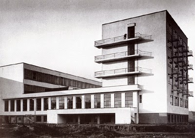 Staatliches Bauhaus Building in Dessau | Walter Gropius | Data + Photos + Plans 