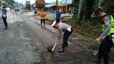 Satlantas Polres Padangpanjang Bersihkan Materil Pasir Akibat Banjir di Koto Baru 