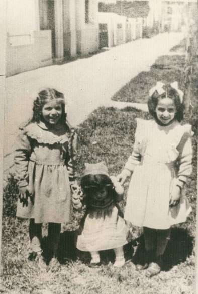 María y Elena haciendo caminar una muñeca