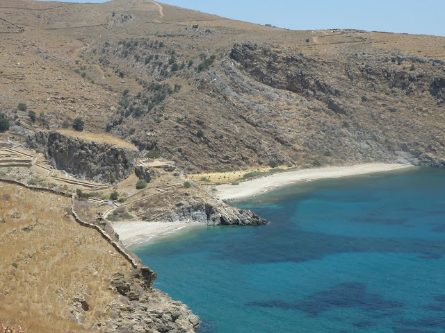 Υπάρχουν δύο παραλίες, οι μικρές και οι μεγάλες Πόλες, υπέροχες και σχετικά ερημικές.