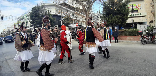 Εντυπωσιακή αναβίωση του εθιμικού δρώμενου των Μωμόγερων για τρίτη συνεχόμενη χρονιά στον Εύοσμο