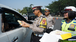 Patuhi Aturan, Pengendara di Kabupaten Tangerang Diberi Bingkisan