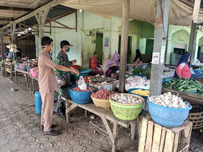 Babinsa Koramil 1607- 02 Empang Edukasi Prokes ke Pedagang Pasar