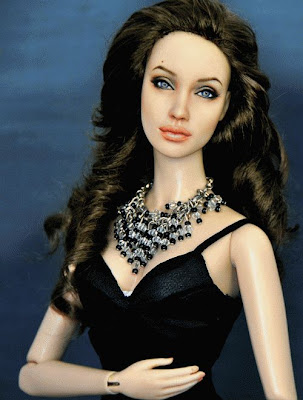 To transform it into an Angelina Jolie doll the artist removed the original 