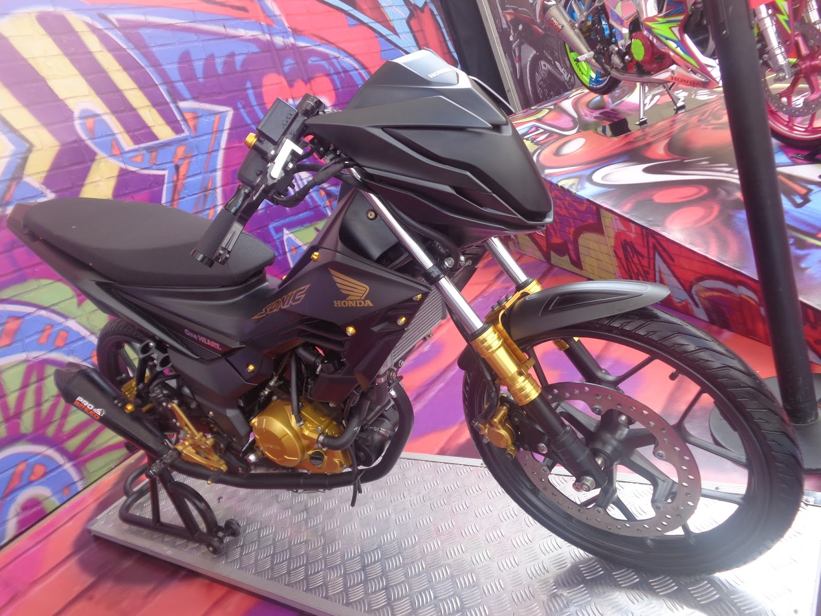 Spied Modifikasi Sonic 150RDark Knight Tenan