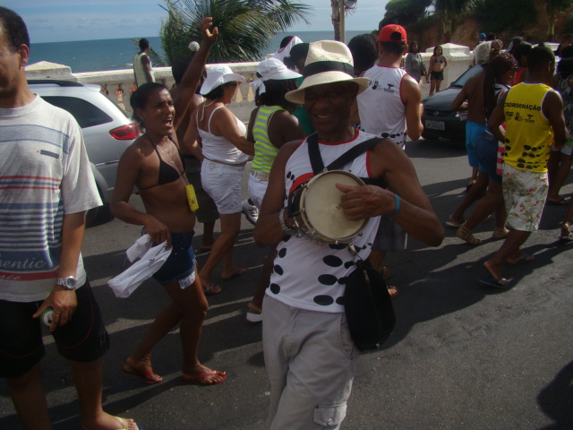 Banho à fantasia, o abre alas do carnaval de Salvador