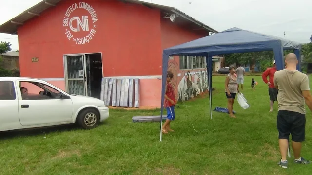 Hoje, 04 de março de 2017, na Biblioteca Comunitária CNI foi um dia de muito agradecimentos e de entrega das barracas para a feirinha que terá inicio em 08 de abril.   O Curso de Direitos Humanos  Unila e América Latina, foi dividido em 10 grupos cada grupo com uma ação.  O grupo 08 se organizou para desenvolver o projeto da feira de arte cultura do bairro Cidade Nova.  Um dos problemas  levantados, pelo grupo, foi a falta de tendas,  barracas, pra proteção  do sol. Através de eventos realizado, rifa e um almoço, conseguiram comprar 10 barracas tipo placebo que serviram para iniciarmos as nossas feiras semanais  a partir de abril 08 de abril feira inaugural das feiras semanais. Hoje recebemos as 10 barracas. Com a participação  de Tatiara Damas  Ribeiro Elaine  Bernardes. Rafael.  Elifas Vital.