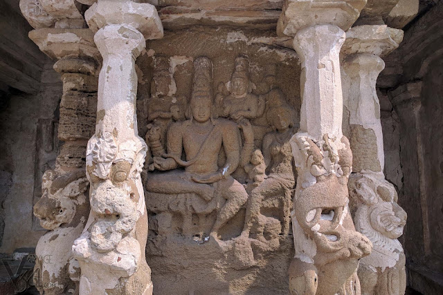 A sculpture in one of the niches of the 58 small sub-shrines