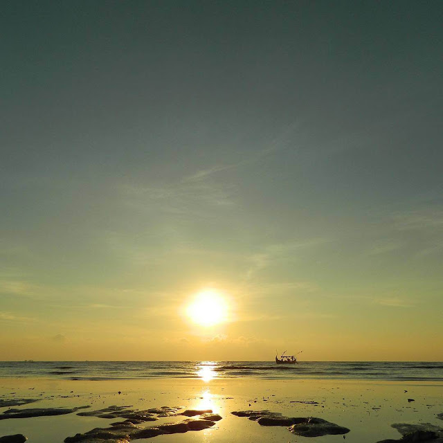 foto sunrise di pantai banyutowo wonogiri