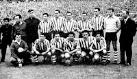 CLUB ATLÉTICO DE BILBAO - Bilbao, Vizcaya, España - Temporada 1957-58 - Carmelo, Orue, Garay, Canito, Mauri, Etura, López (portero suplente), Albéniz (entrenador); Arteche, Koldo Aguirre, Arieta I, Uribe y Gainza - ATLÉTICO DE BILBAO 2 (Arieta I y Mauri) REAL MADRID 0 - 29/06/1958 - Copa de España, final - Madrid, estadio Santiago Bernabeu - El Athletic gana su 20º título de Copa