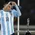 O que acontece com Messi? Craque sumiu e perdeu como sempre na seleção da Argentina