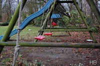 Im Wind schwingende Schaukeln © H. Brune