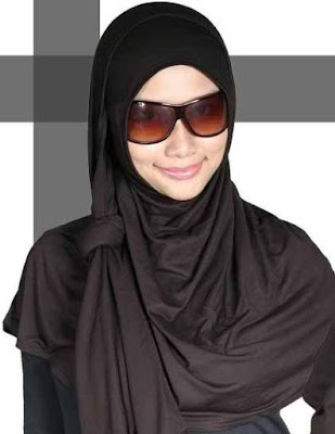 Foto Cewek Cantik Berjilbab Berkacamata