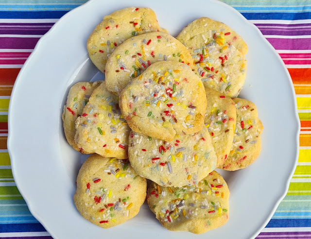 Konfetti Plätzchen: Rezept für fröhlich-bunte Kekse mit Streuseln - nicht nur zum Fasching. Perfekt fürs Backen mit Kind oder den Kindergeburtstag: Konfetti bzw. Streusel auf und in den Plätzchen!