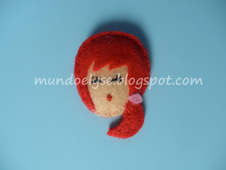 broche de fieltro con forma de cara de muñeka roja personalizada