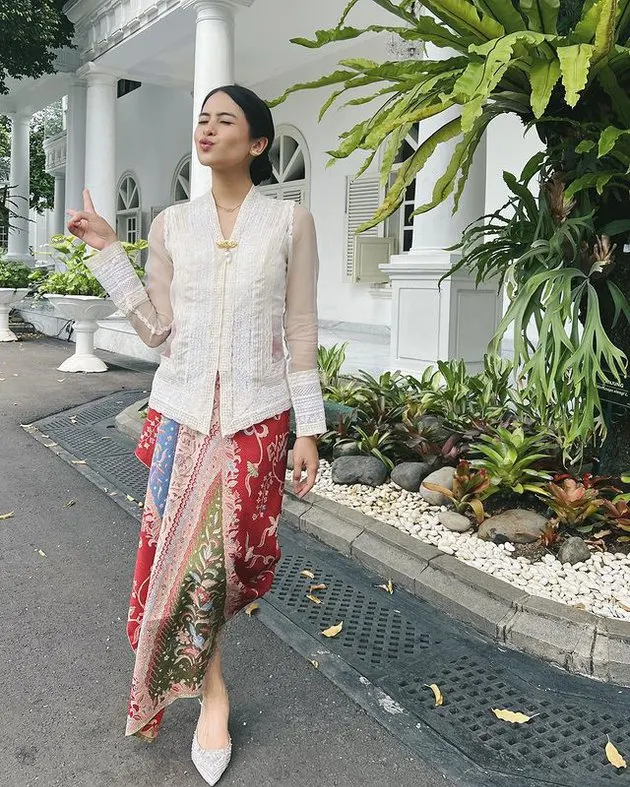 6 Potret Maudy Ayunda Pakai Kebaya, Pancarkan Pesona Nusantara