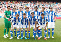 REAL SOCIEDAD DE FÚTBOL. Temporada 2011-12. Claudio Bravo, Illarramendi, Demidov, Elustondo, Carlos Martínez, Mikel González. Zurutuza, Griezmann, Agirretxe y Cadamuro. CLUB ATLÉTICO DE MADRID 1 REAL SOCIEDAD DE FÚTBOL 1 Miércoles 02/05/2012, 18:00 horas. Campeonato de Liga de 1ª División, jornada 20. Madrid, estadio Vicente Calderón. GOLES: ⚽1-0: 54’, Gabi. ⚽1-1: 89’, Carlos Vela.