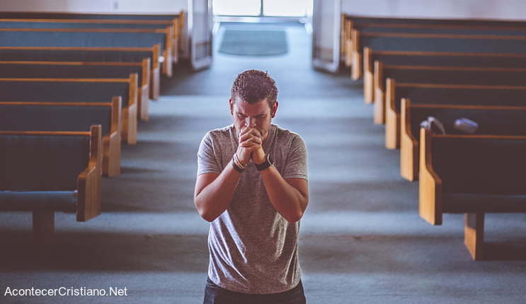 Joven solo en iglesia