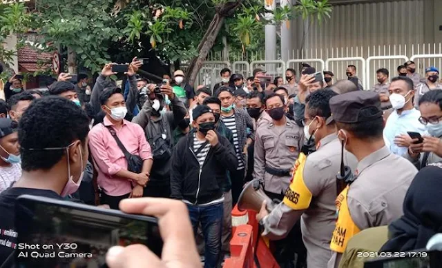 Ratusan Kader HMI Diadang Polisi Masuk Arena Kongres Surabaya