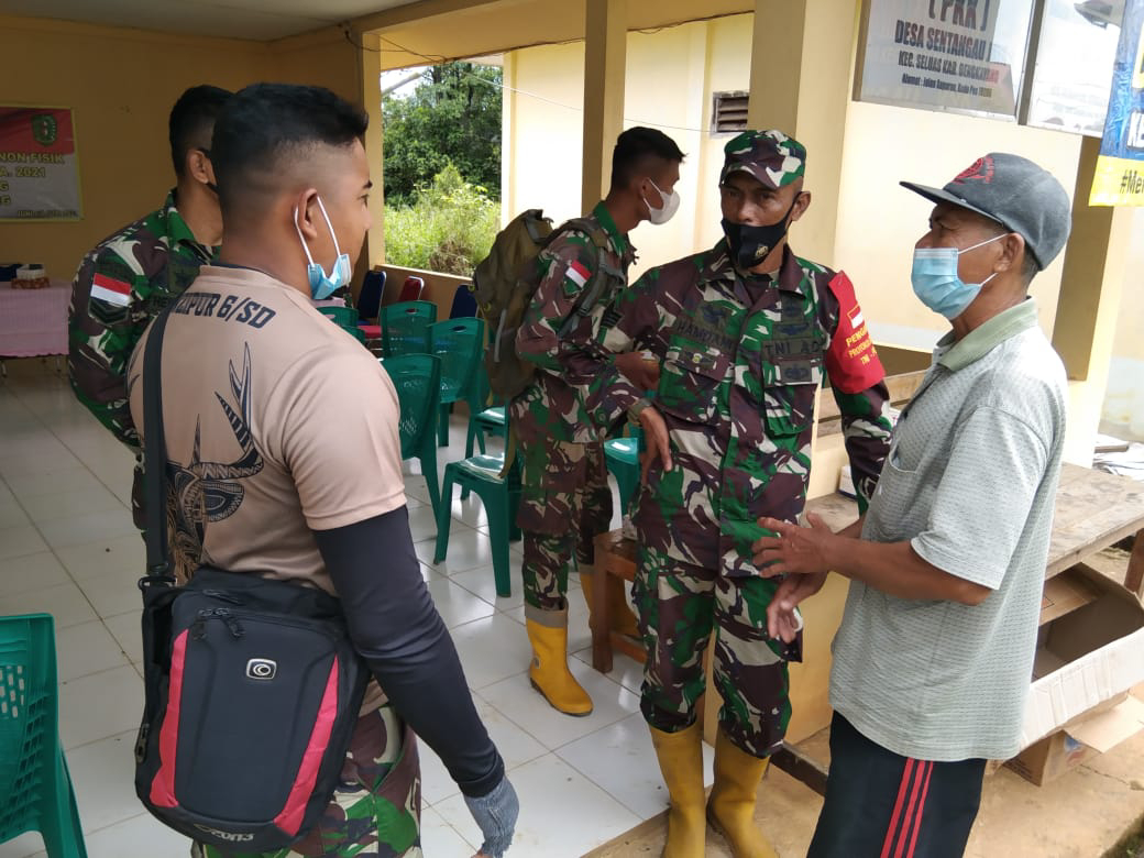 Kegiatan Komsos Anggota Satgas TMMD Ke-111 Kodim 1202/Skw Dengan Warga Di Lokasi Sasaran