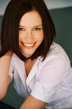 Chyler Leigh a little Grey Lexie completa hoje dia 10 de abril 29 anos