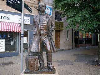 Statue of Thomas Cook with small cases