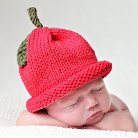 topi bayi dengan bentuk buah