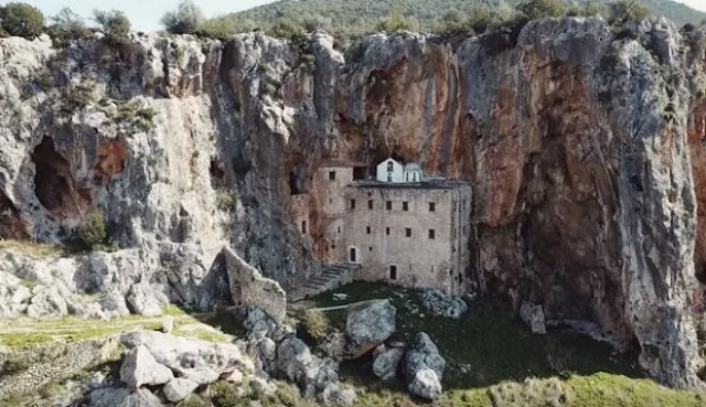 Μονή Αυγού στην Αργολίδα: Το μοναστήρι που καθηλώνει από την άγρια ομορφιά του (βίντεο drone)