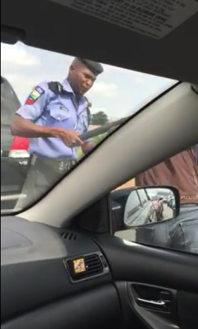 2 Nigerian policemen beat Driver with baton for refusing to stop!
