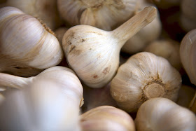 10 tips for the farmer's market; garlic bulbs