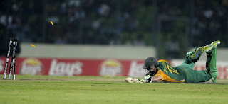 AB de Villiers finds a desperate dive to save himself by run-out