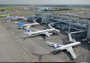 Anda sering keluar masuk airport? Berapa pesawat yang turun naik setiap hari . (international airport)