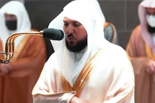 Maher Al-Muaiqly sedang mengimami sholat berjamaah di masjidil haram dengan membaca surat al quran